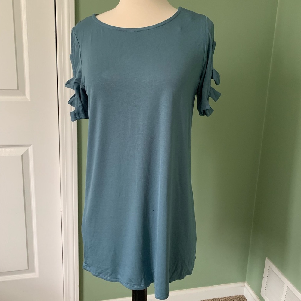 Cute lightweight shirt with cute sleeves